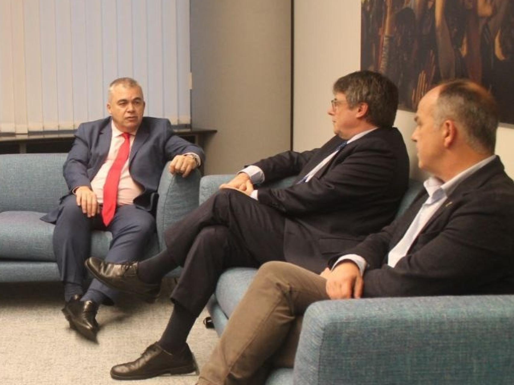 Santos Cerdán reunido con Carles Puigdemont en Bruselas en octubre de 2023.