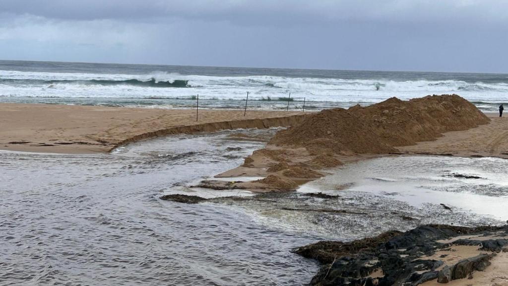 Abierto el canal de desagüe en la laguna de Valdoviño (A Coruña) tras las inundaciones