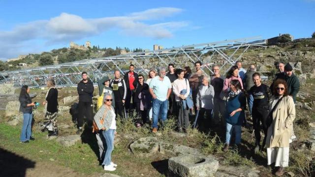 Miembros de la plataforma, con Trujillo al fondo y una de las 22 torretas de 40 metros de altura, lista para ser instalada.