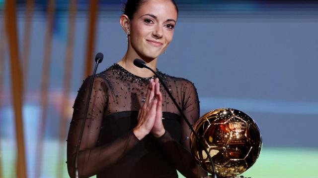 Aitana Bonmatí, junto al galardón del Balón de Oro.