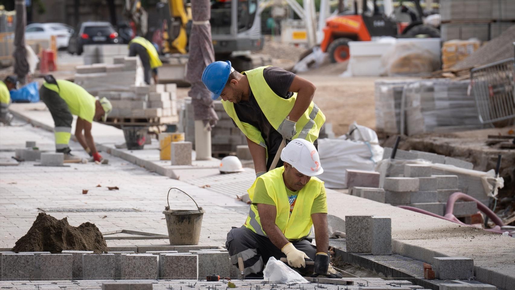 Trabajadores realizando obras en las Ramblas de Barcelona.