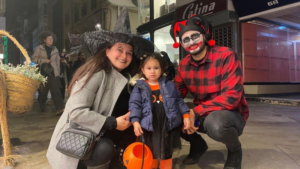 Coruñeses disfrutando de la noche de Halloween en el centro de A Coruña