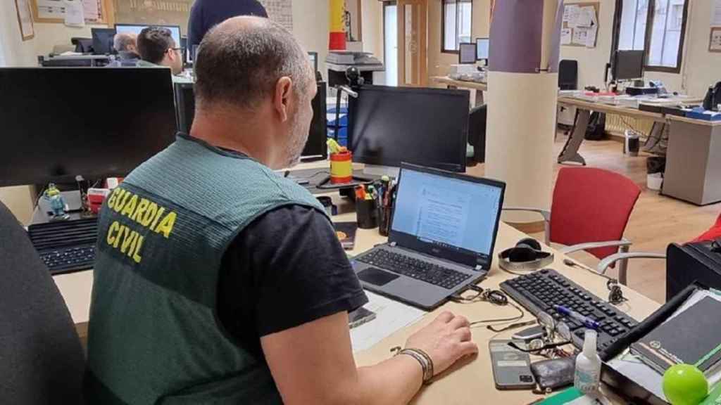 Un agente en mitad de una investigación.