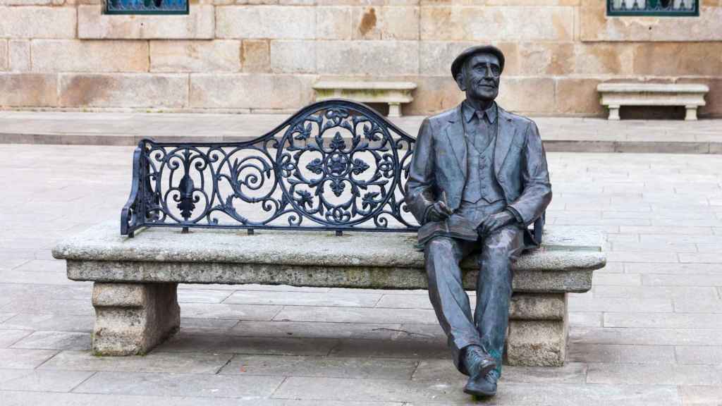 Estatua de Ramón Cabanillas en Cambados.