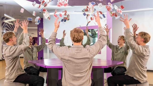 Mesa de clones del Museo de las Ilusiones.