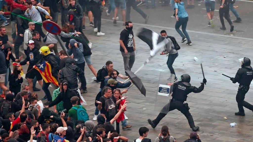La Policía repele la protesta de Tsunami en el Aeropuerto de El Prat.