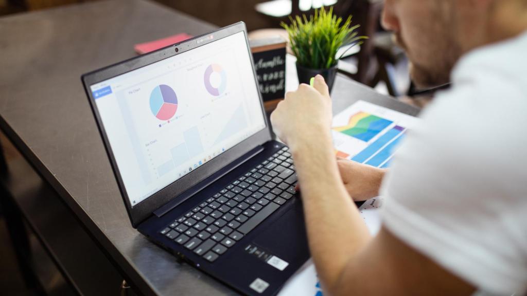 Joven trabajando con un ordenador portátil.