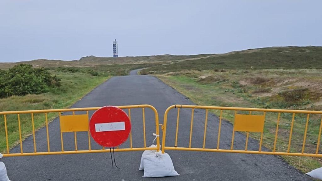 Cierre del acceso al faro de Punta Frouxeira.