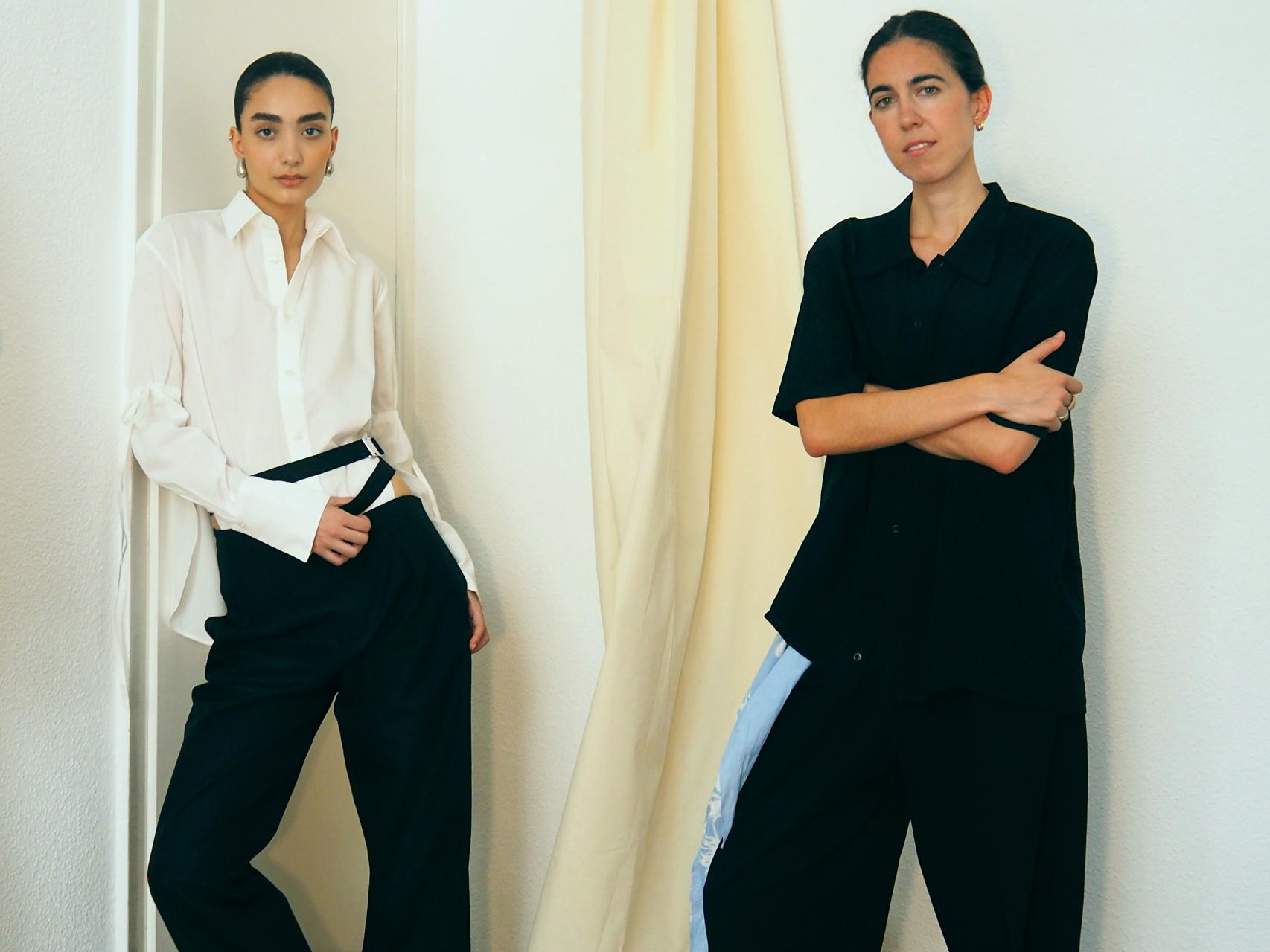 La diseñadora Carlota Barrera junto a una de sus modelos.