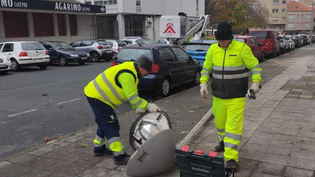 A primera hora el viento tiró una farola en la calle Narurista López Seoane