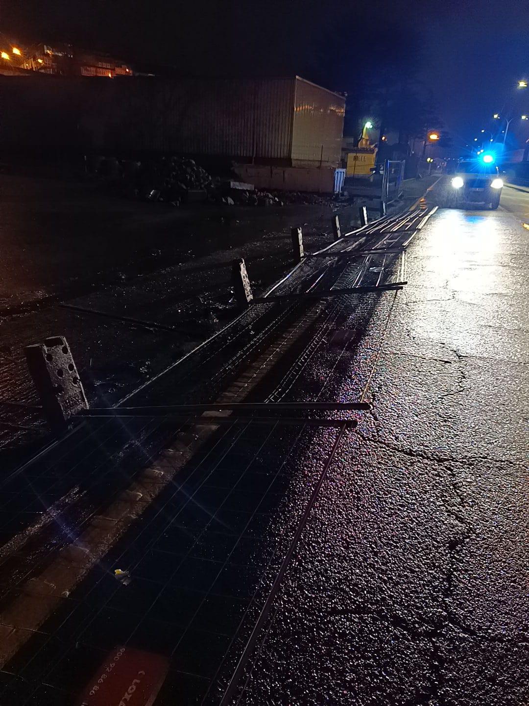 Vallas tiradas en el puerto por la fuerza del viento