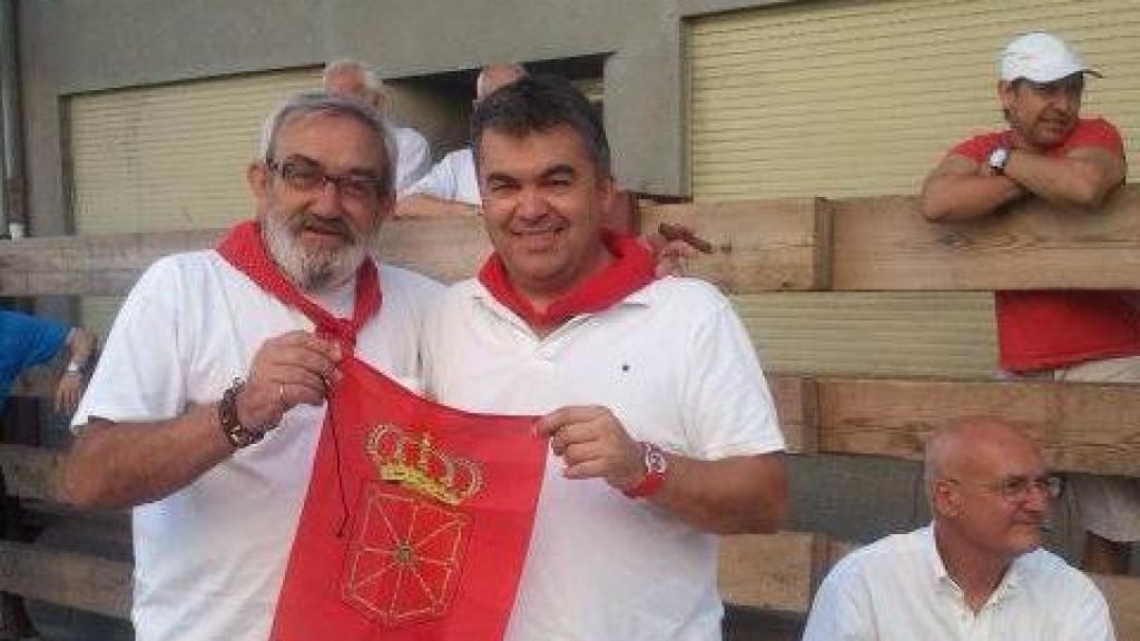 Santos Cerdán junto a un vecino de Milagro en las fiestas del pueblo, en 2013.