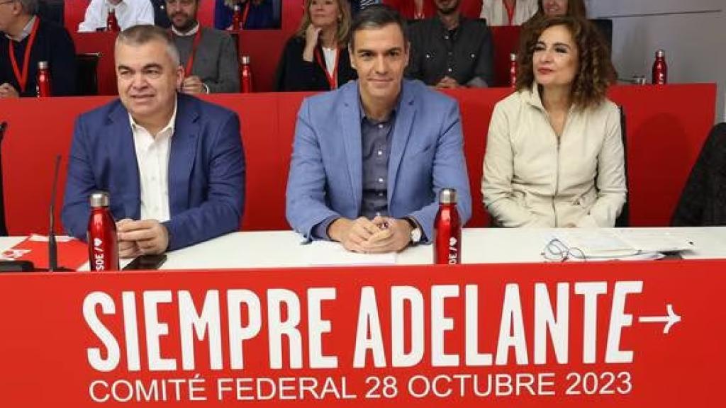 El presidente del Gobierno en funciones y líder socialista Pedro Sánchez junto a la vicesecretaria general María Jesús Montero y el secretario de Organización, Santos Cerdán durante la reunión de Comité Federal del PSOE.
