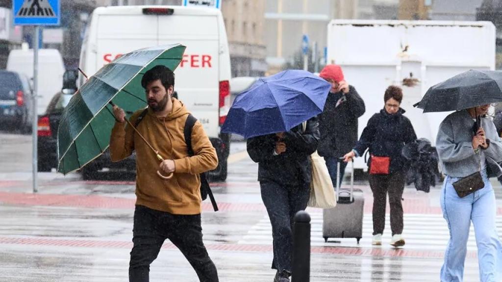 La borrasca Domingos pone en alerta este sábado a todo Madrid por lluvias intensas y fuertes rachas de viento.