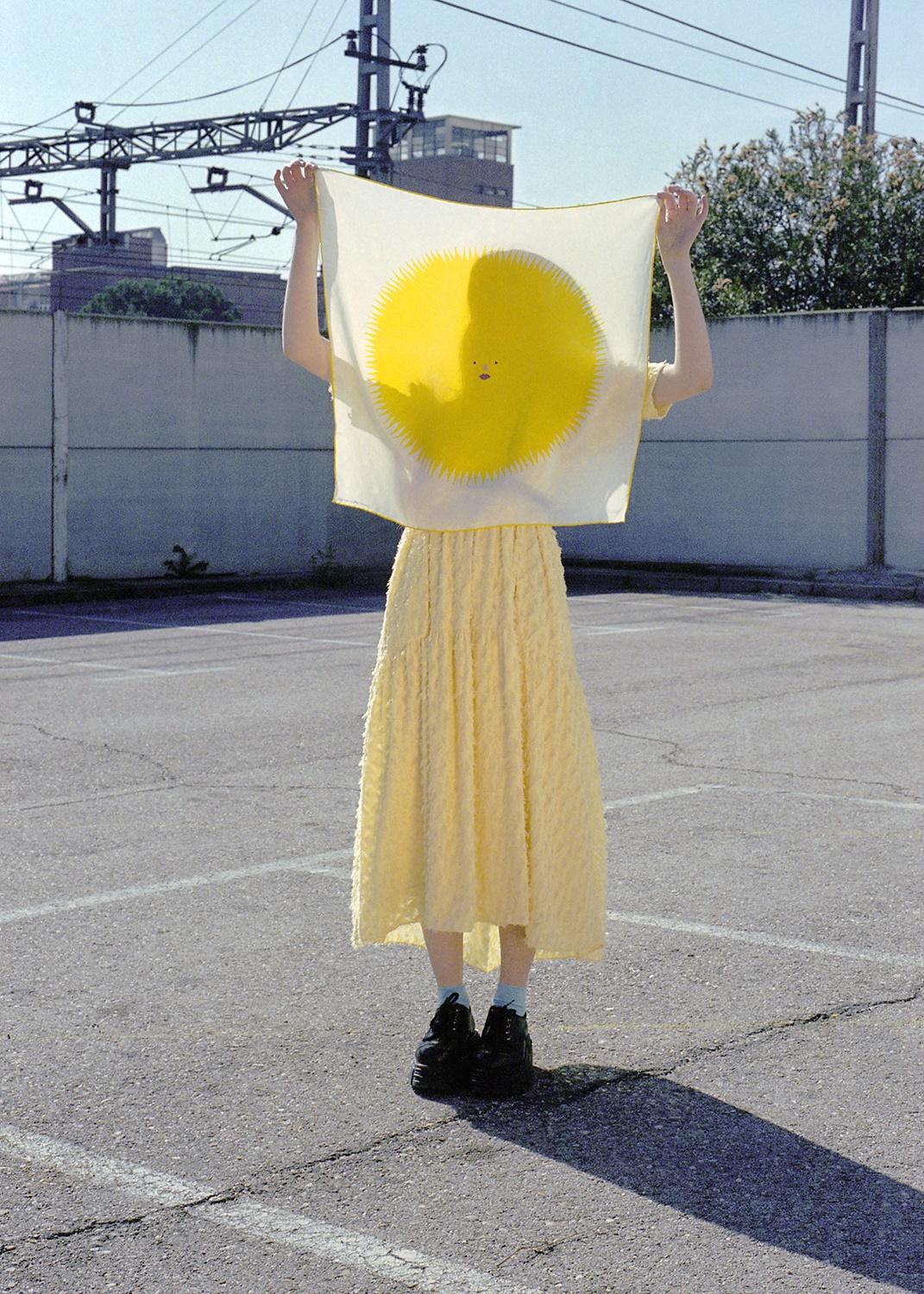 Varias imágenes del pañuelo Sol de Xiana Cobo (Cedidas).