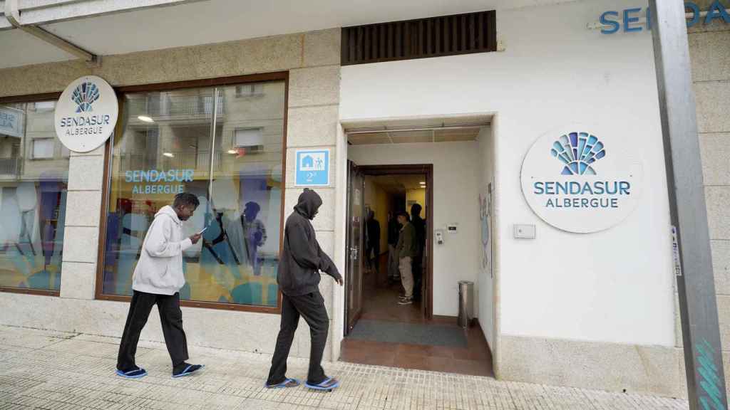Varios inmigrantes desplazados desde Canarias en el albergue Sendasur, a 31 de octubre de 2023.