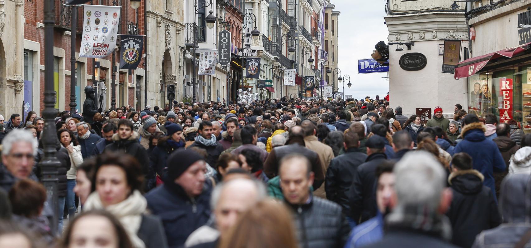 Calle Ancha de León llena de gente