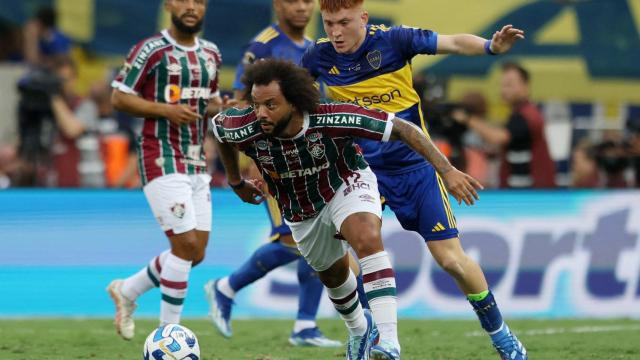 Marcelo, ante un jugador de Boca Juniors