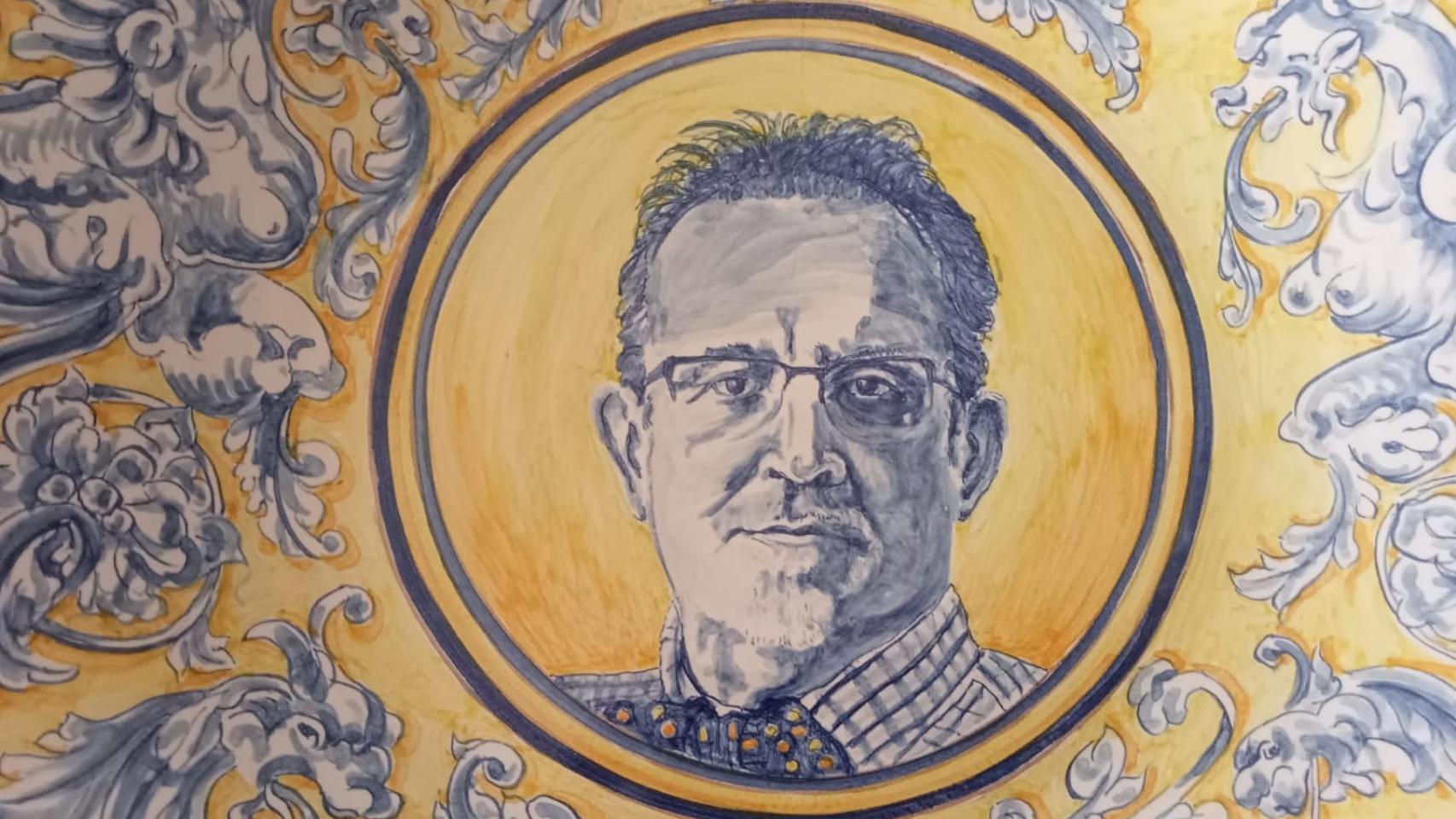 Plato de cerámica de Arsenio Martín en homenaje al profesor y columnista Pedro A. López Gayarre