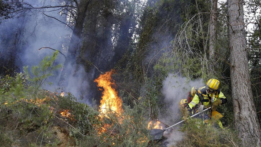 Un bombero lucha contra el fuego en Montitxelvo