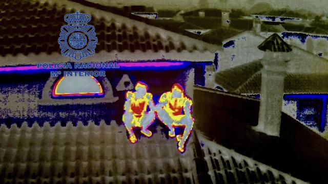 Los jóvenes arrestados en el techo de la vivienda.