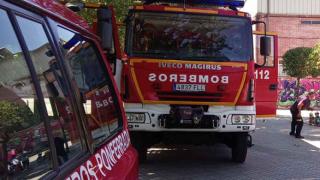 Los Bomberos sofocan un incendio que amenazó varias viviendas en San Juan de Paluezas