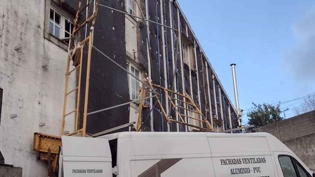 Heridos dos trabajadores, uno de ellos grave, al derrumbarse un andamio por el impacto de una furgoneta en Sanxenxo.