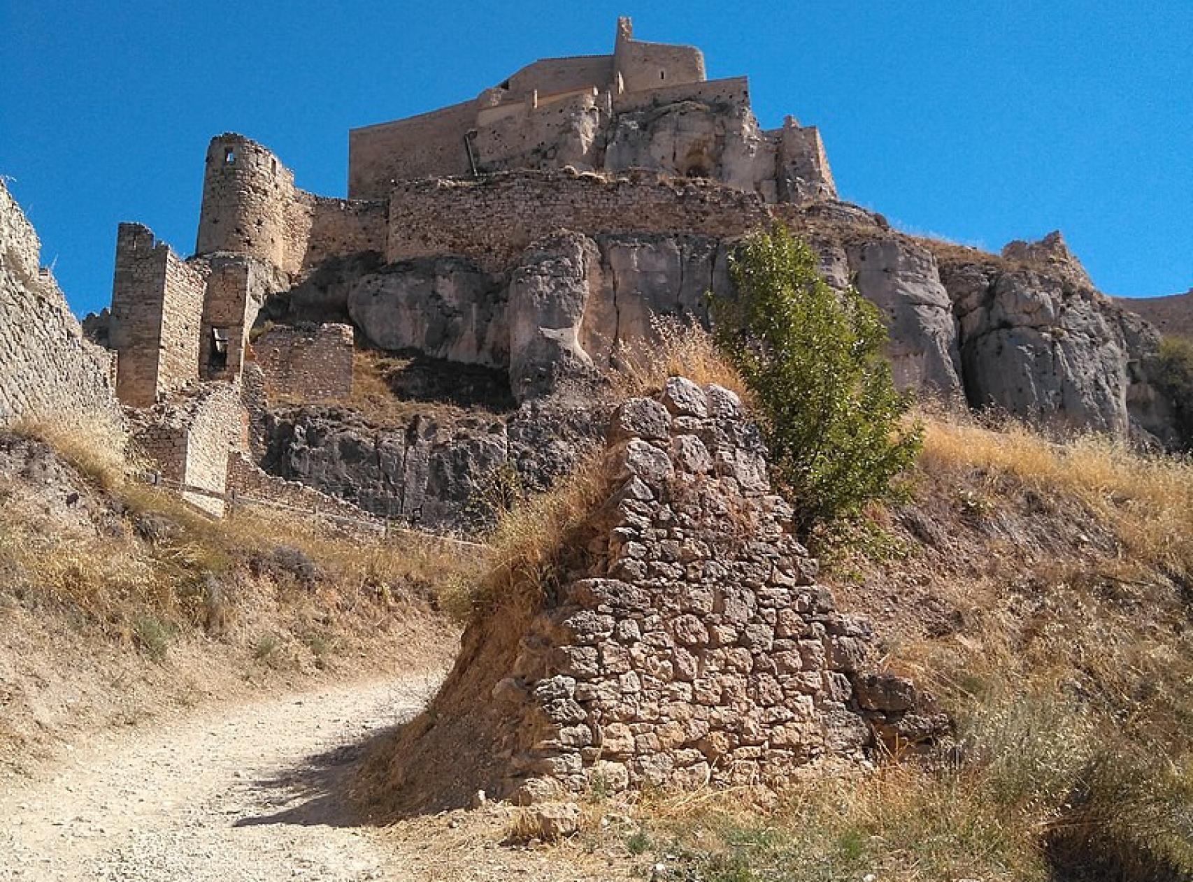 Vista del escarpado acceso al castillo