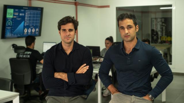 Los cofundadores de Monkinet, Jaime Higuera (i) y Jose María Barrena (d).