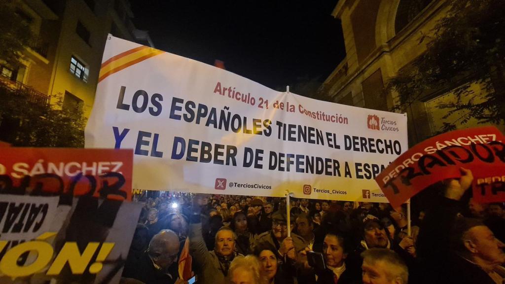 Tercios Cívicos, durante la protesta de este lunes frente a la sede del PSOE en Ferraz.