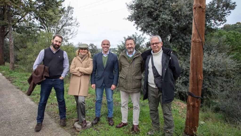 Buxadé, con otros cargos de Vox y el vicepresidente de Tercios Cívicos (i), durante la visita.