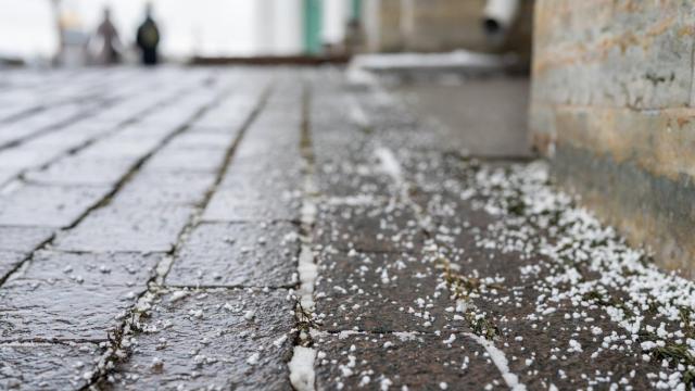 Imagen de archivo de una acera con sal para derretir el hielo.