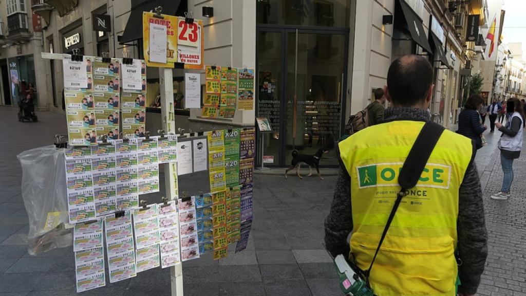 Una persona vendiendo cupones de la ONCE.