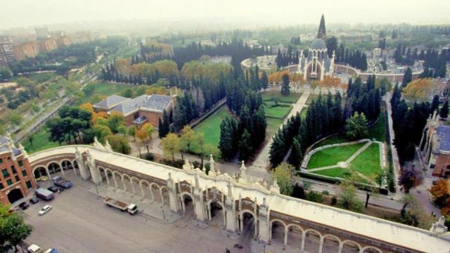 Conoce las curiosidades del cementerio de la Almudena: personajes ilustres, una línea de autobús y mucha leyenda