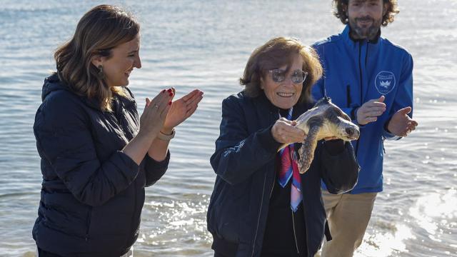 La alcaldesa de Valencia, María José Catalá, asiste a la suelta de una tortuga junto a la doctora Sylvia Earle, en la playa de El Saler