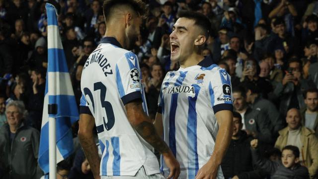 Barrenetxea y Brais Méndez celebran un gol.