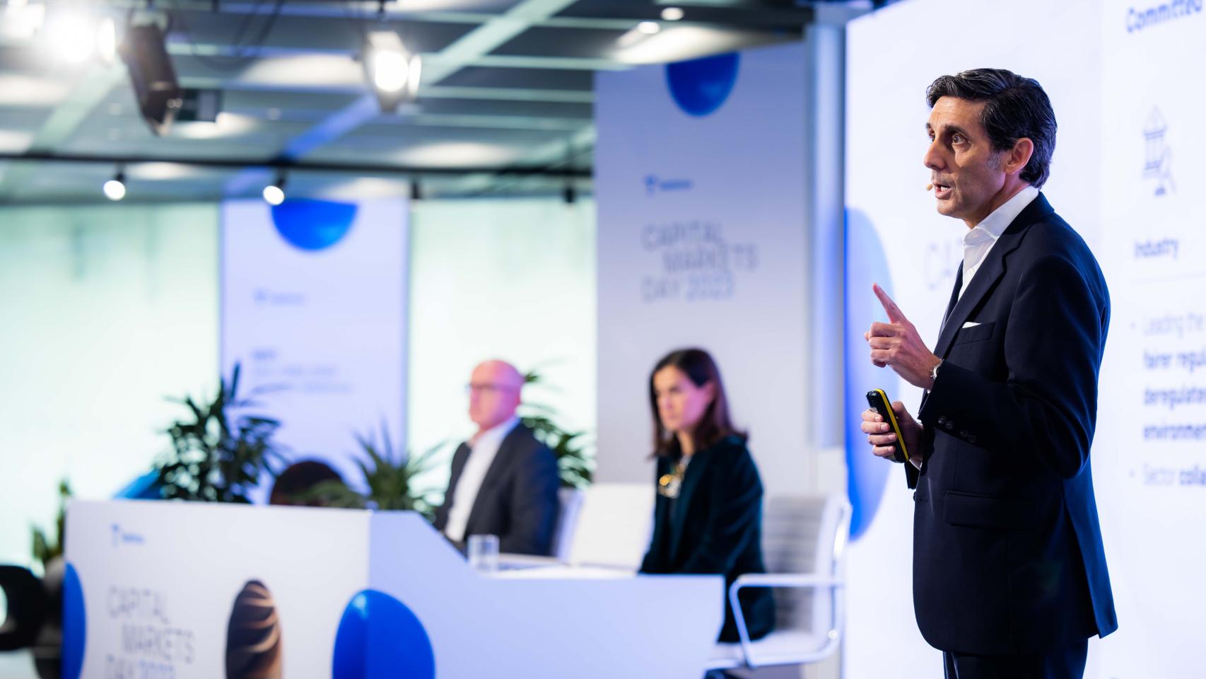 José María Alvarez-Pallete, durante su intervención en el Capital Markets Day, junto a Ángel Vilá y Laura Abasolo
