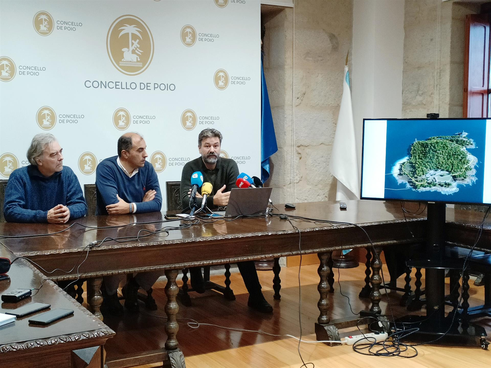 Presentación del plan de usos de la isla de Tambo con el alcalde de Poio, Ángel Moldes.