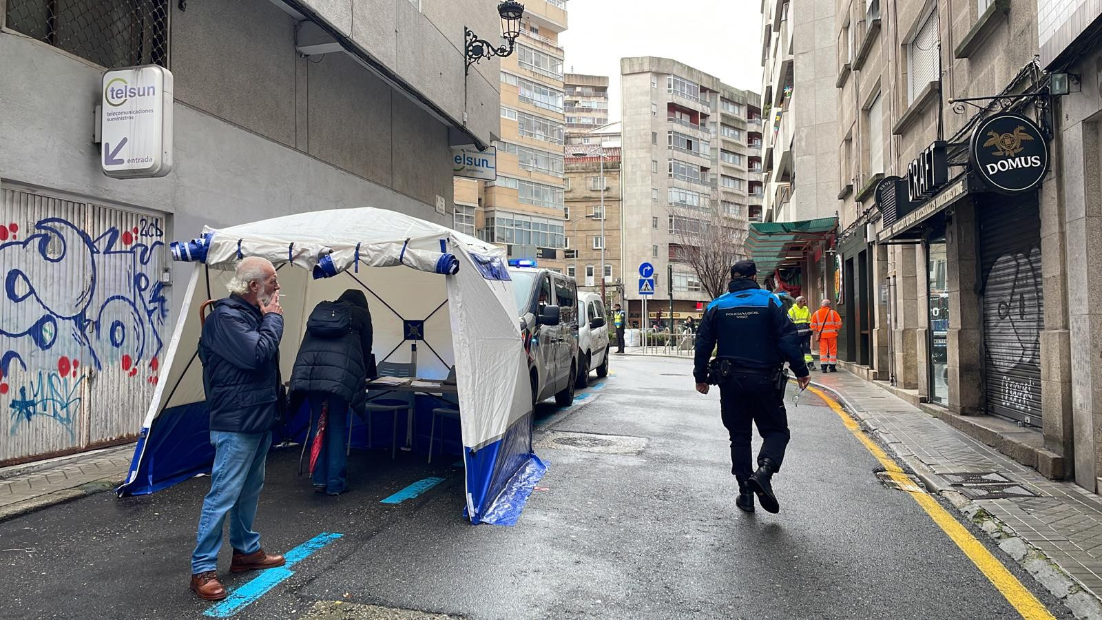 Carpa instalada por la Policía Local para proceder a la indentificación de los desalojados y el lugar de trasladado. Foto: Treintayseis