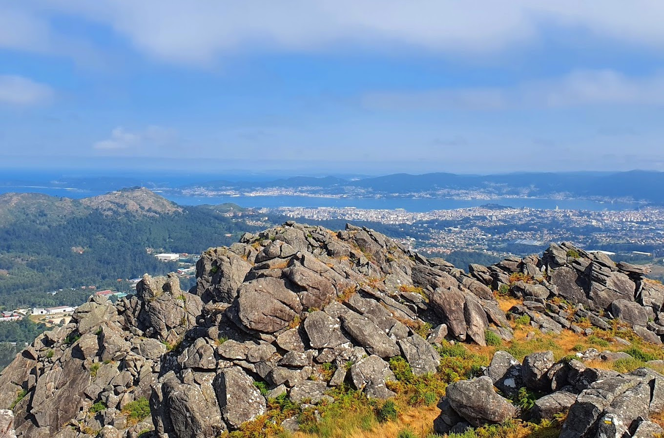 Vistas desde el entorno de la Cova da Becha, Serra do Galiñeiro. Foto: Google Earth
