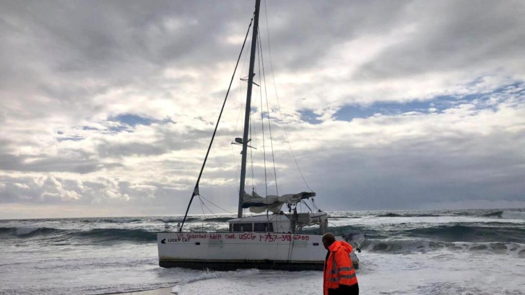 Velero varado en una playa de Muros (A Coruña)