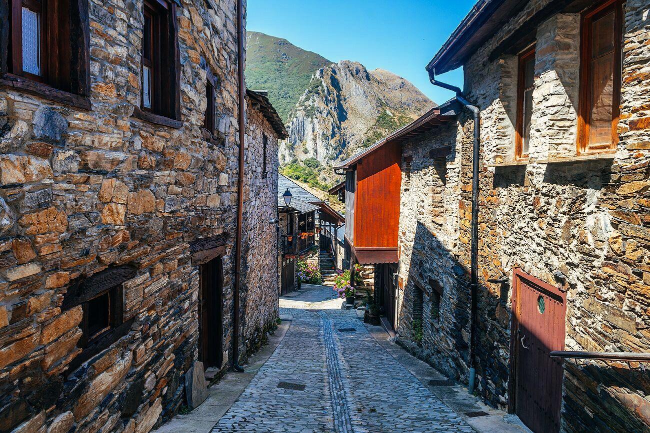 Vista desde una de las calles de Peñalba de Santiago. Foto: Shutterstock