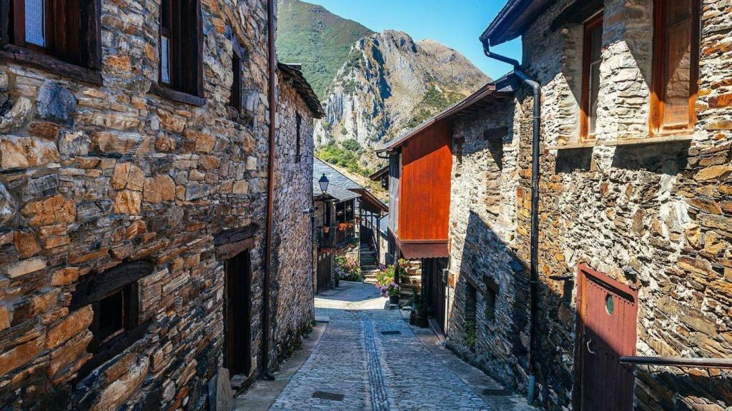 Vista desde una de las calles de Peñalba de Santiago. Foto: Shutterstock
