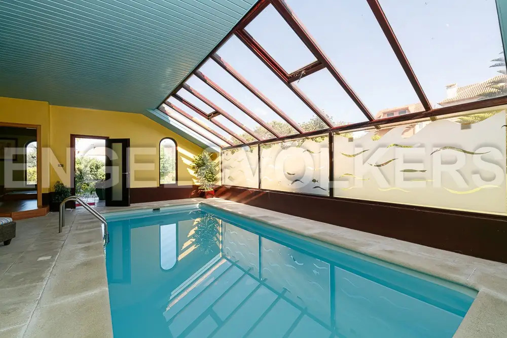 Piscina climatizada en el chalet de Alcabre.