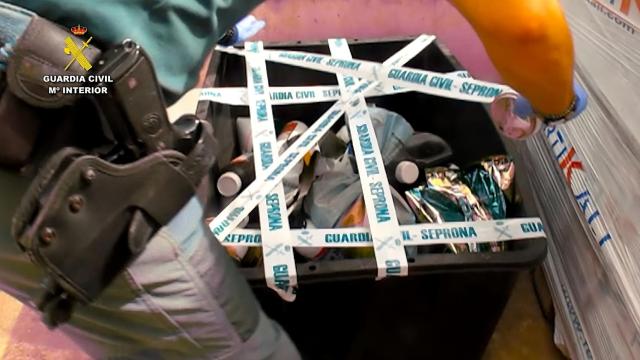 La inspección de los agentes de la Guardia Civil a la tienda de Bigastro.