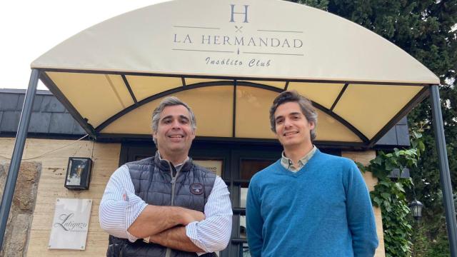 Álvaro y Carlos Alepuz en la puerta de La Hermandad Insólito Club.