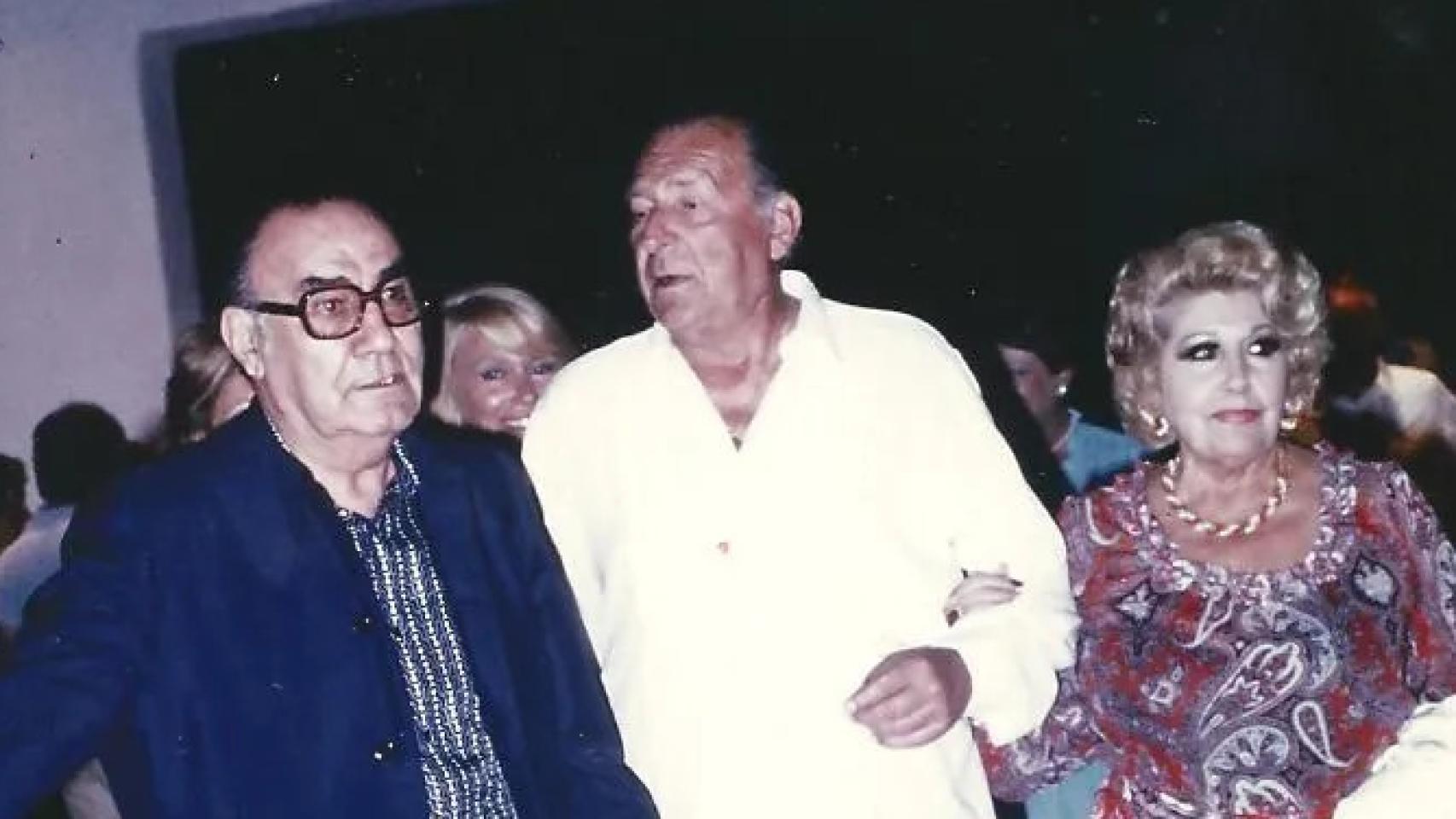 El matrimonio José Banús y Pilar Calvo, junto a Don Juan de Borbón, conde de Barcelona, en una imagen de archivo.