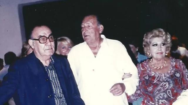 El matrimonio José Banús y Pilar Calvo, junto a Don Juan de Borbón, conde de Barcelona, en una imagen de archivo.