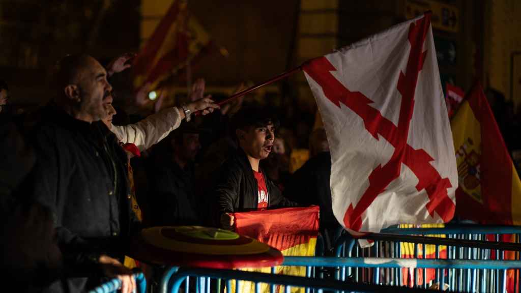Varias personas portan banderas, durante una protesta en la calle Ferraz, a 10 de noviembre de 2023, en Madrid (España).