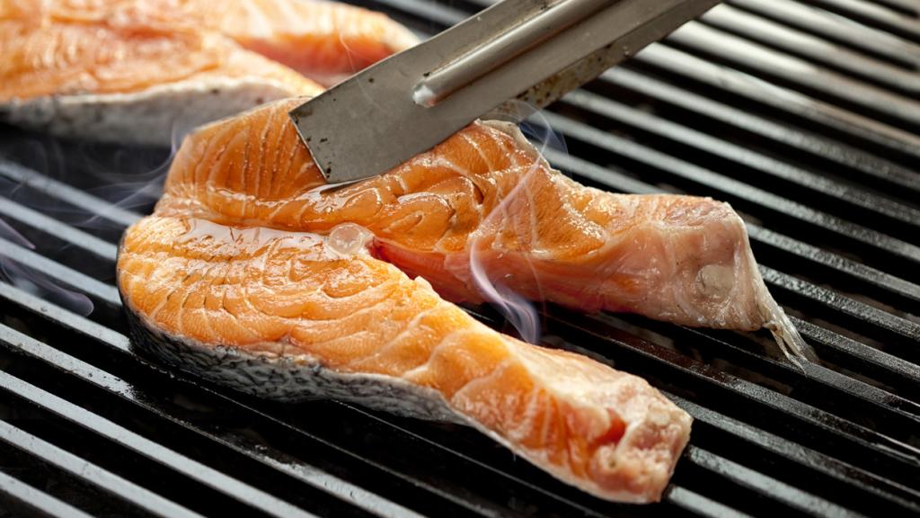 Un filete de salmón a la parrilla.